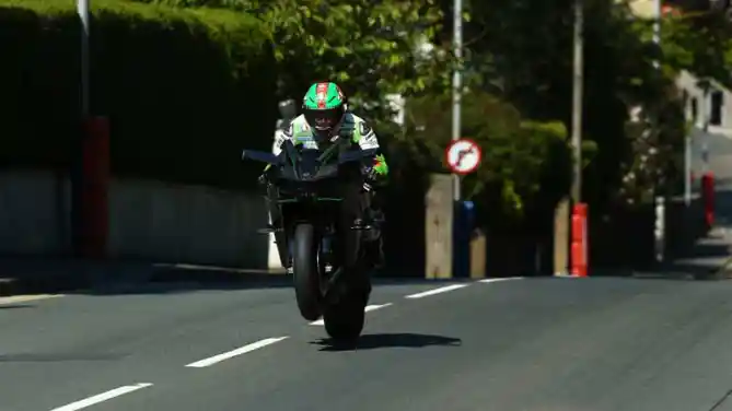 Kawasaki H2R Pecahkan Rekor di Isle Of Man TT