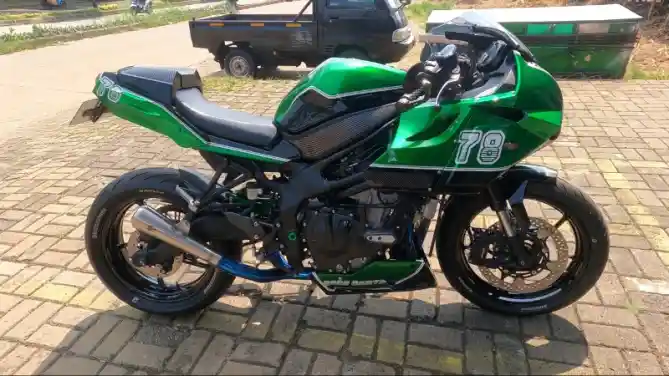 Kawasaki Ninja ZX-25R Cafe Racer