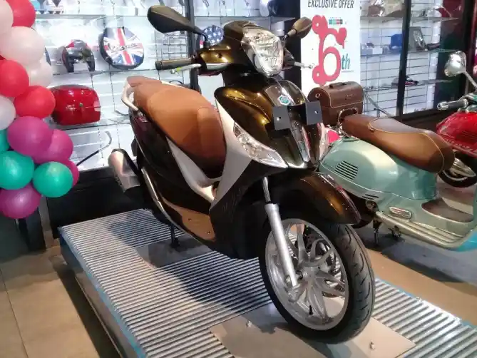 Komparasi Honda sh150i Vs Piaggio Medley ABS 150 cc