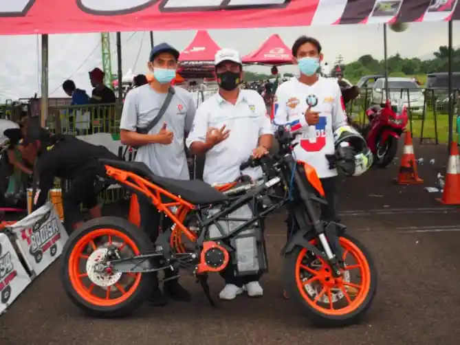 Komunitas Motor Listrik Ikut Ajang Drag Bike