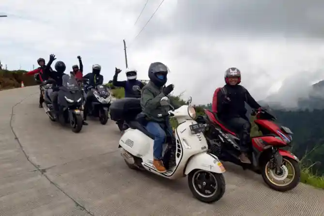 LA 32 Riders touring