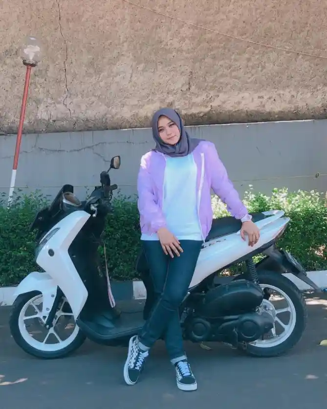 Lady Biker Yamaha Lexi Community