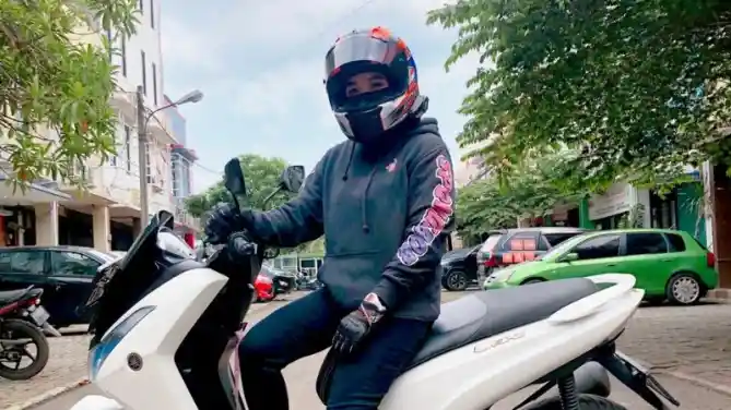 Lady Biker Yamaha Lexi Community