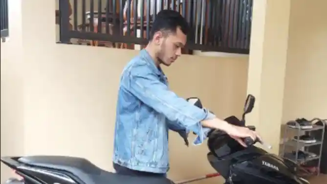 merawat motor di rumah