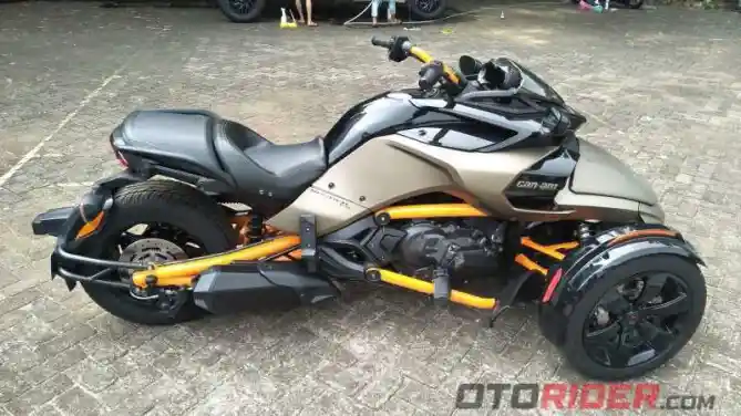 Motor roda tiga Can Am Spyder