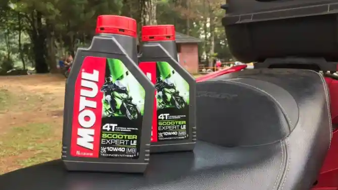 Oli mesin Motul Scooter Series