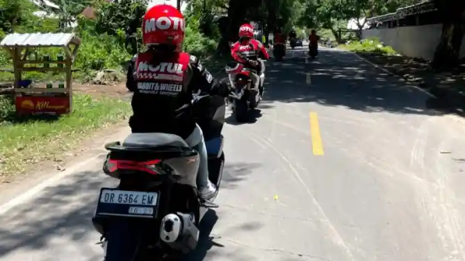 Oli mesin Motul Scooter Series