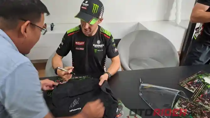 Pebalap Kawasaki WSBK Sapa Penggemar di Jakarta