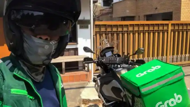 Pengemudi ojol Thailand pakai BMW R 1200 GS Adventure