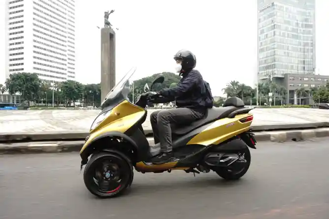 Piaggio MP3 Rolling Shot