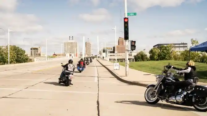 Riding Harley-Davidson Wanita