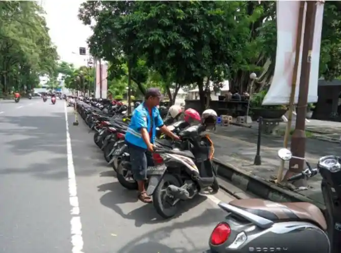 Motor yang Sering Parkir Liar