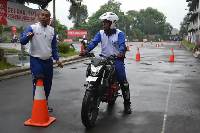 Sertifikasi instruktur Honda