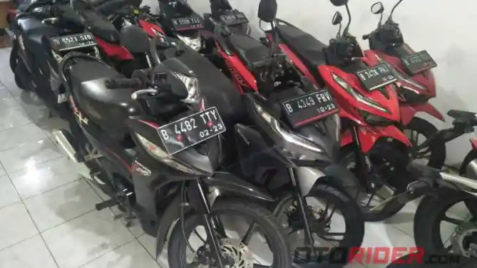 Showroom motor bekas