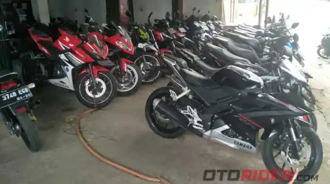 Showroom motor bekas