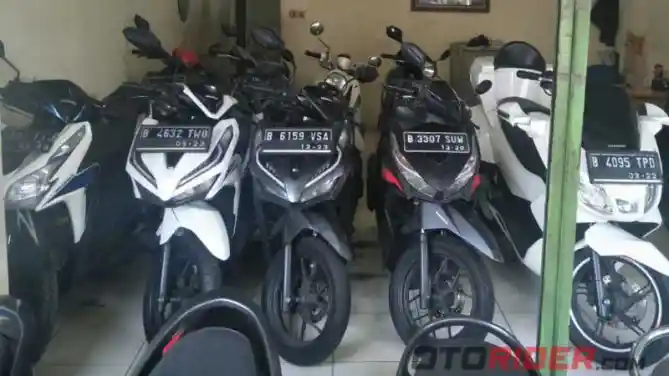 Showroom motor bekas