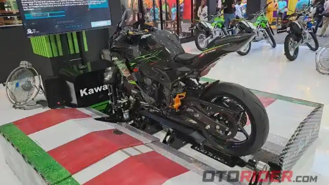 Simulator Motor Balap Kawasaki di Jakarta Fair 2023