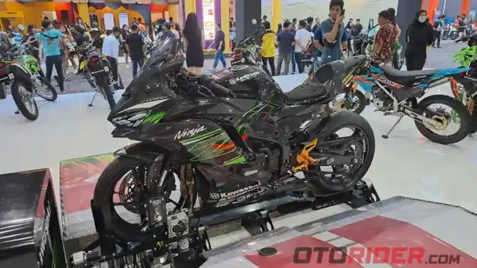 Simulator Motor Balap Kawasaki di Jakarta Fair 2023