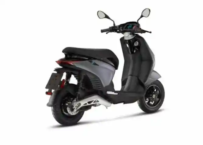 Skuter Listrik Piaggio 1