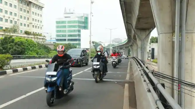 Tips berkendara di jalan