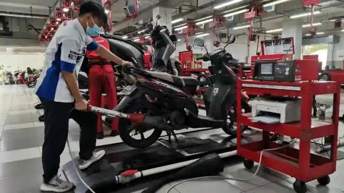 Uji emisi motor bengkel Yamaha