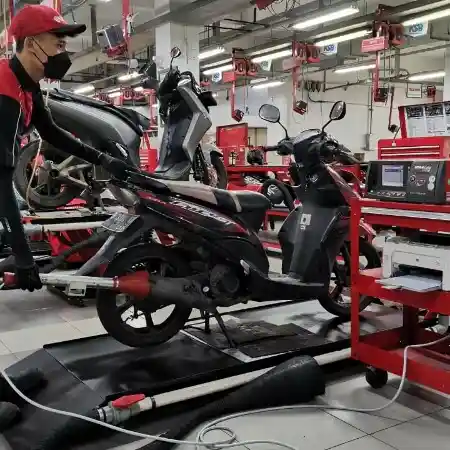 Uji emisi motor bengkel Yamaha