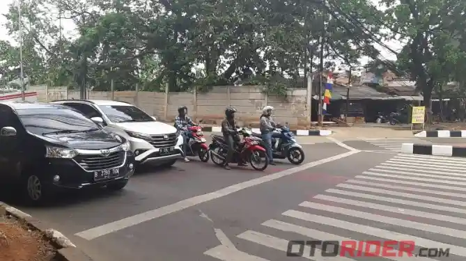 lalu lintas sepeda motor ilustrasi