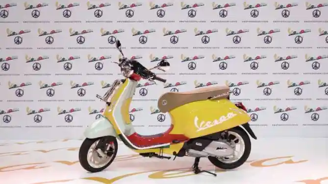 Vespa Primavera Sean Wotherspoon