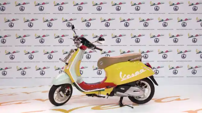 Vespa Primavera Sean Wotherspoon