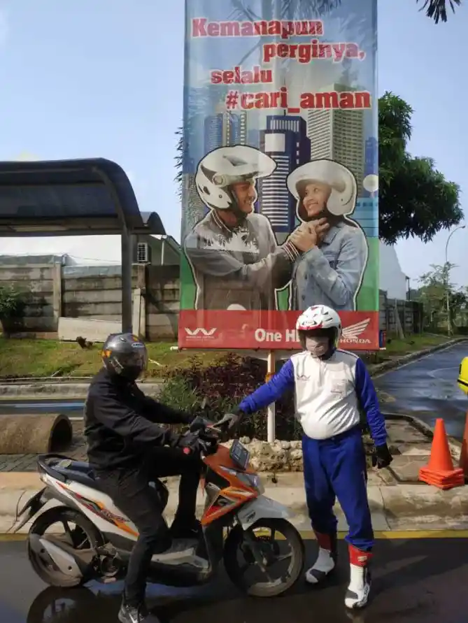 Wahana dan Polisi Bagi-Bagi Masker Lalu Lintas