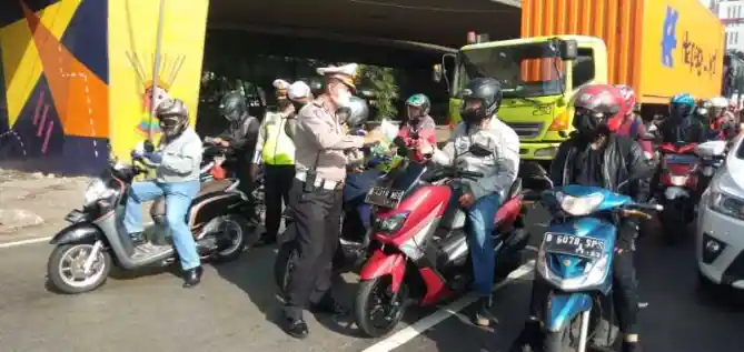 Wahana dan Polisi Bagi-Bagi Masker Lalu Lintas