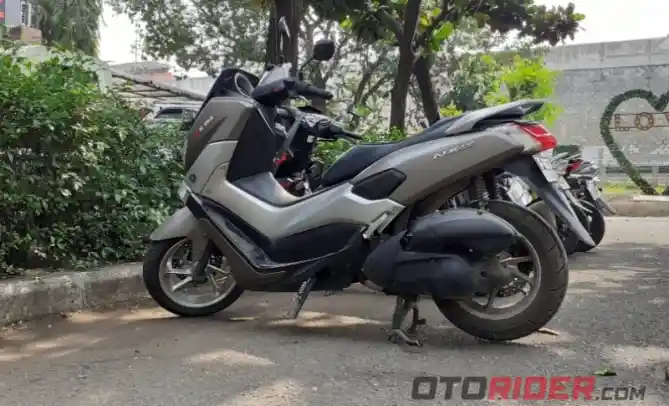 Yamaha nmax parkir