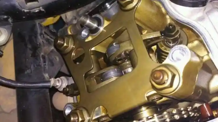 Mitos atau Fakta: Cairan Engine Flush Bisa Rusak Seal di Mesin Motor?