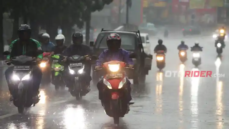 Berikut Tips Lewati Bahaya Jalan Licin di Musim Hujan