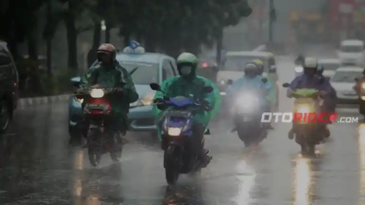 Tips Berkendara Motor Menerobos Hujan, Cek Dulu 4 Bagian Ini!