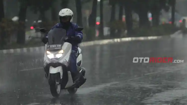 Tips Berkendara Motor Dengan Aman Saat Hujan