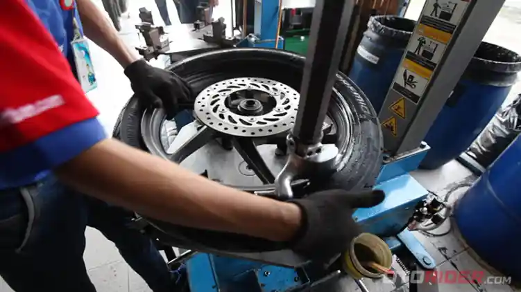 Ganti Ban Motor Dengan Tyre Changer, Lebih Aman (Video)
