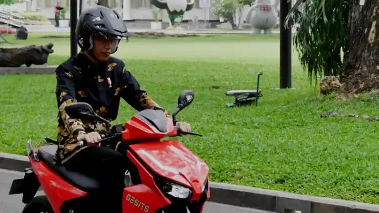 Bertanda Tangan Jokowi, Motor Listrik Gesits Dilelang Rp 2,5 Miliar