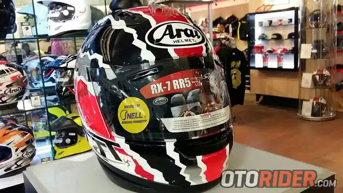 Nih, Perbedaan Helm Balap Motor dan Mobil