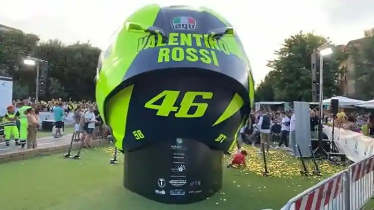Dibuatkan Helm Raksasa, Rossi: Saya Menyukai Ide Itu Sejak Awal