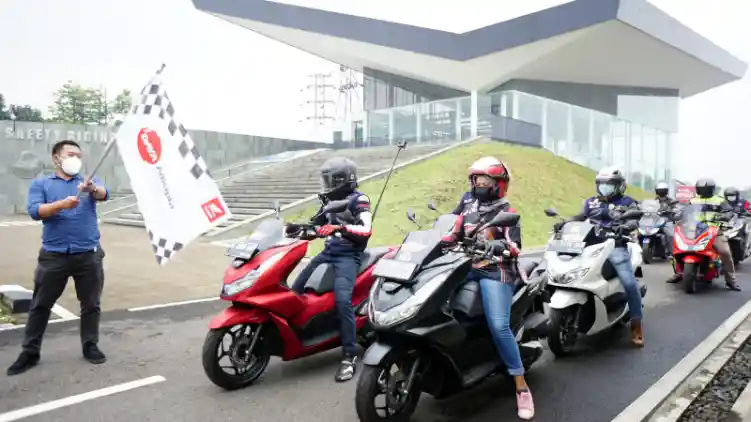 Komunitas Honda PCX Club Indonesia Touring dari Bandung ke Bromo