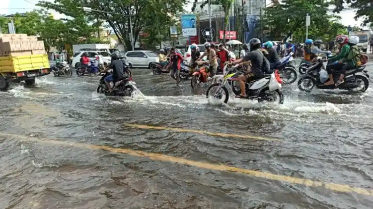 Tips Berkendara Aman dan Anti-Mogok Saat Melintasi Banjir