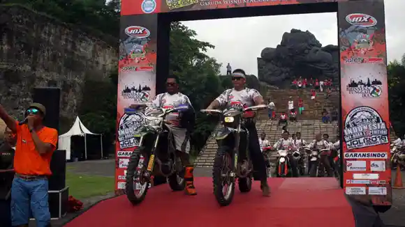 Rombongan Penjelajah IOX JOLI 2016 Dirtbike Sukses Capai Finish di Bali