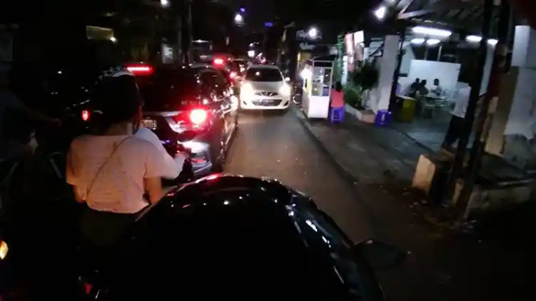 Aman di Jalan, Pahami Beda Sudut Pandang Pemotor dan Pengemudi Mobil!