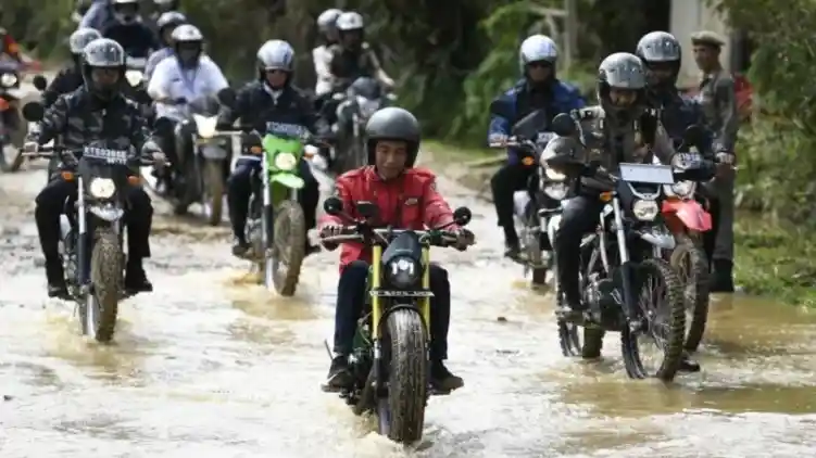 Jokowi Jelajahi Kalimantan Utara Gunakan Kawasaki W175 Custom