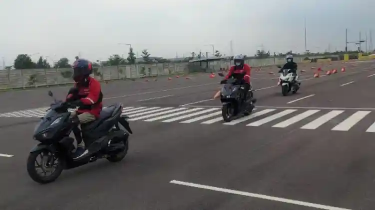 Komunitas Honda Diajak Berlatih Safety Riding dan Jajal Vario 160