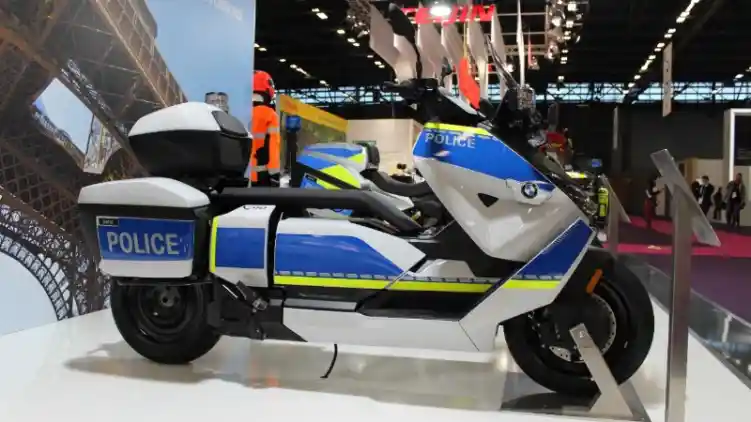 BMW Motorrad Pamerkan Skuter Listrik CE 04 Livery Polisi