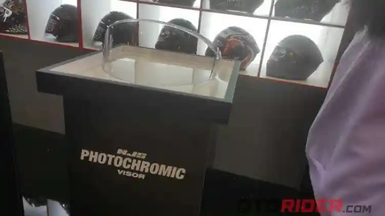 Tidak Perlu Repot, NJS Helmets Hadirkan Visor Photocromic