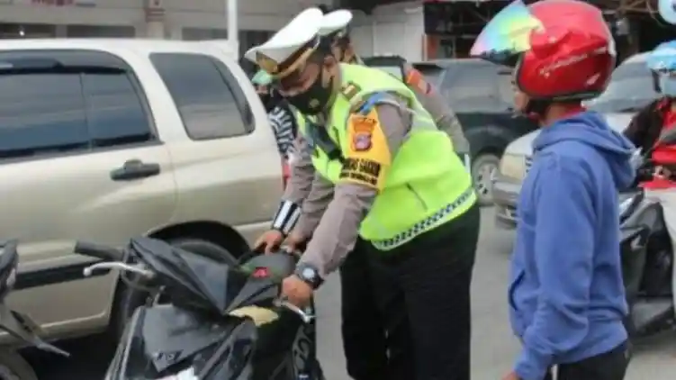 Pengendara Motor Makin Nakal, Polisi Kembali Terapkan Tilang Manual