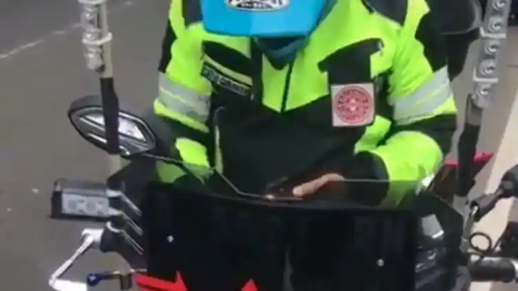 Video Viral, Pengendara Motor Gunakan Strobo Ditilang Polisi